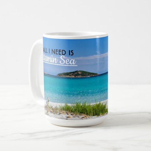 Weißer Sandstrand mit türkisblauem Wasser und das  Kaffeetasse (Vorderseite Links)