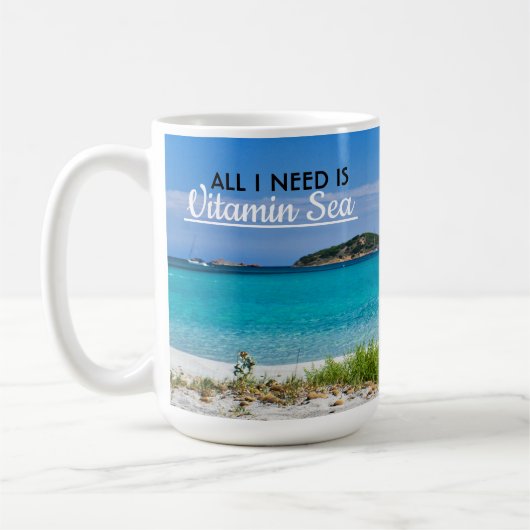 Weißer Sandstrand mit türkisblauem Wasser und das  Kaffeetasse (Links)