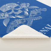 Weißer Schädel, Blumen und Gewehre auf Blau Sherpadecke (3/4)