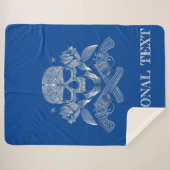 Weißer Schädel, Blumen und Gewehre auf Blau Sherpadecke (Vorderseite (Horizontal))