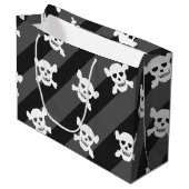 Weißer Schädel und Kreuzknochen auf schwarzen Stre Große Geschenktüte (Vorderseite Schrägansicht)