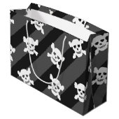 Weißer Schädel und Kreuzknochen auf schwarzen Stre Große Geschenktüte (Rückseite Schrägansicht)