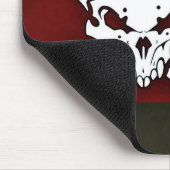 weißer Schädelkopf mit Querbonesd Rothintergrund Mousepad (Ecke)