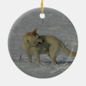 Weißer Schäferhund im Schnee Keramikornament (Hinten)