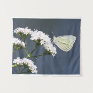 Weißer Schmetterling auf Blumen Wandteppich