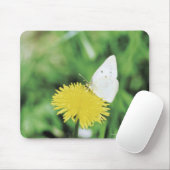 Weißer Schmetterling fütternd auf einem Löwenzahn Mousepad (Mit Mouse)