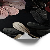 Weißer Schmetterling im dunklen Blumengarten, mela Poster (Ecke)