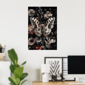 Weißer Schmetterling im dunklen Blumengarten, mela Poster (Heimbüro)
