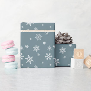 Weißer Schnee auf Dusty Blue Modern Weihnachtsgesc Geschenkpapier