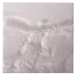 Weißer Schnee aufgeprägt mit einem Schneengel Fliese