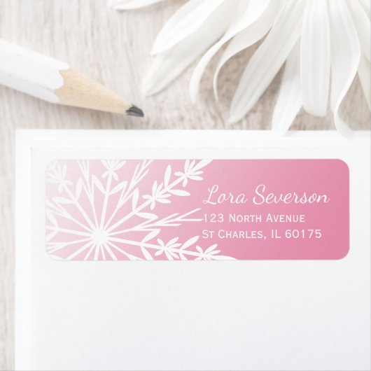 Weißer Schneeflocken auf rosa Rücksendeadresse (Insitu)