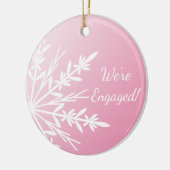 Weißer Schneeflocken auf rosa Winter Verlobung Keramik Ornament (Links)