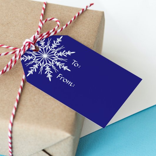 Weißer Schneeflocken für den blauen Weihnachtsfeie Geschenkanhänger