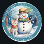 Weißer Schneemann mit Cat Custom Christmas Runder Aufkleber<br><div class="desc">Ein Schneemann mit einer kleinen Katze,  die passende Schals trägt und im Schnee zusammen spielt,  ideal um diesen wunderbaren Anlass zu feiern.</div>