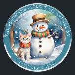 Weißer Schneemann mit Cat Custom Christmas Runder Aufkleber<br><div class="desc">Ein Schneemann mit einer kleinen Katze,  die passende Schals trägt und im Schnee zusammen spielt,  ideal um diesen wunderbaren Anlass zu feiern.</div>