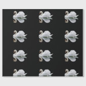 Weißer Schwan auf schwarzem Hintergrund Geschenkpapier (Flach)