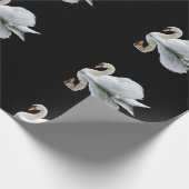 Weißer Schwan auf schwarzem Hintergrund Geschenkpapier (Ecke)