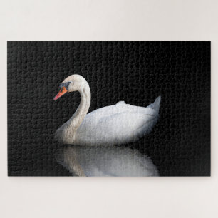 Weißer Schwan auf schwarzem Puzzle