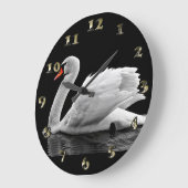 Weißer Schwan auf See Große Wanduhr (Winkel)