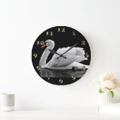 Weißer Schwan auf See Große Wanduhr (Zuhause)