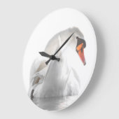 Weißer Schwan auf Wasser Große Wanduhr (Winkel)