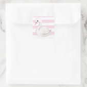 Weißer Schwan Elegantes Script Rosa Stripe Girl Quadratischer Aufkleber (Tasche)
