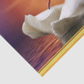 Weißer Schwan in einem See mit einem orange Seidenpapier (Ausschnitt)