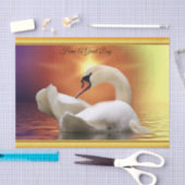 Weißer Schwan in einem See mit einem orange Seidenpapier (Handwerk)