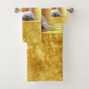 Weißer Schwan in einem See mit orangefarbenem gold Badhandtuch Set