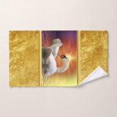 Weißer Schwan in einem See mit orangefarbenem gold Badhandtuch Set (Handtuch)