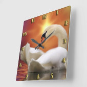 Weißer Schwan in einem See mit orangefarbenem gold Quadratische Wanduhr (Winkel)