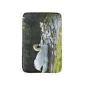 Weißer Schwan mit Chicks Badematte (Vorderseite Vertikal)