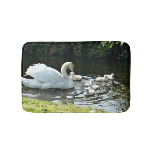 Weißer Schwan mit Chicks Badematte (Vorderseite)