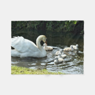 Weißer Schwan mit Chicks Fleecedecke