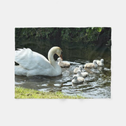 Weißer Schwan mit Chicks Fleecedecke (Vorderseite (Horizontal))