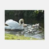 Weißer Schwan mit Chicks Fußmatte (Vorderseite)