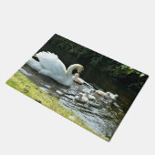 Weißer Schwan mit Chicks Fußmatte (Schrägansicht)