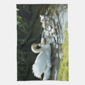 Weißer Schwan mit Chicks Geschirrtuch (Vertikal)
