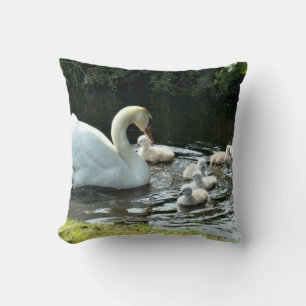 Weißer Schwan mit Chicks Kissen