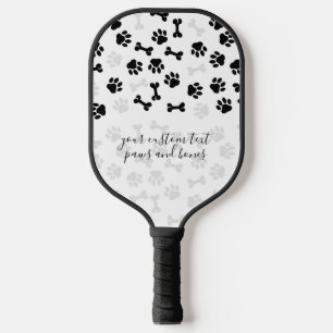 Weißer schwarzer Hund Katze Knochen Pfoten Schrift Pickleball Schläger