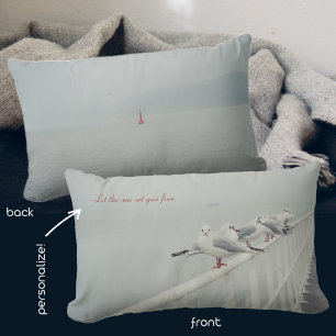 Weißer Seagull an einem Wintertag individuell anpa Lendenkissen