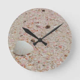 Weißer Seashell auf rosa Sand-Strand Runde Wanduhr