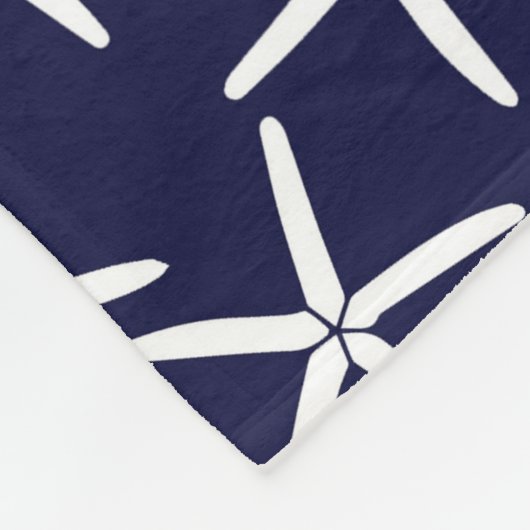 Weißer Seestern auf marinebasischem Hintergrund Fleecedecke (Ecke)