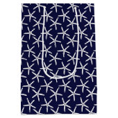 Weißer Seestern auf marinebasischem Hintergrund Mittlere Geschenktüte (Rückseite)