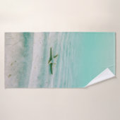 Weißer Seestern auf Sand unter Wasser am Morgen Badehandtuch (Badehandtuch)