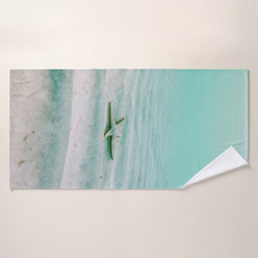 Weißer Seestern auf Sand unter Wasser am Morgen Badehandtuch (Badehandtuch)