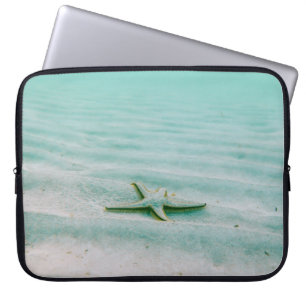 Weißer Seestern auf Sand unter Wasser am Morgen Laptopschutzhülle