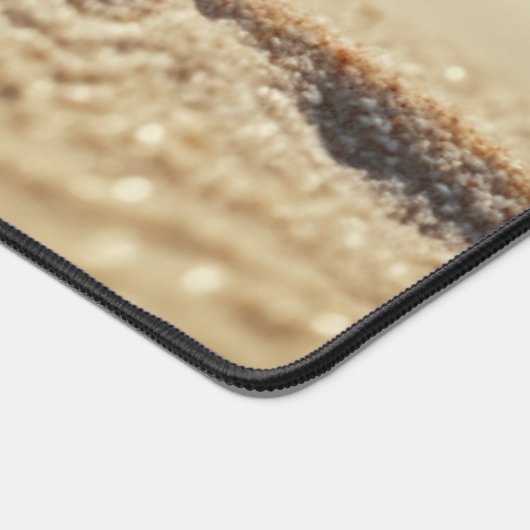 Weißer Starfish am sonnigen weißen Sandstrand Schreibtischunterlage (Ecke)