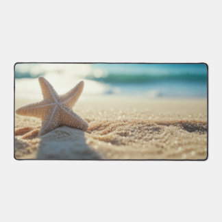 Weißer Starfish am sonnigen weißen Sandstrand Schreibtischunterlage