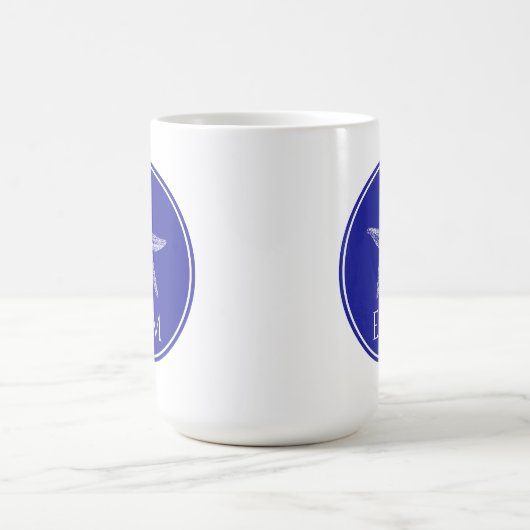 Weißer Starfish an der Küste auf Navy Blue Monogra Kaffeetasse (Mittel)